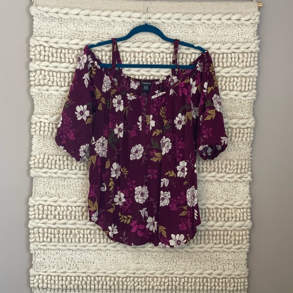 Torrid 16/18 pretty cold shoulder floral blouse. GUC - Picture 1 of 3